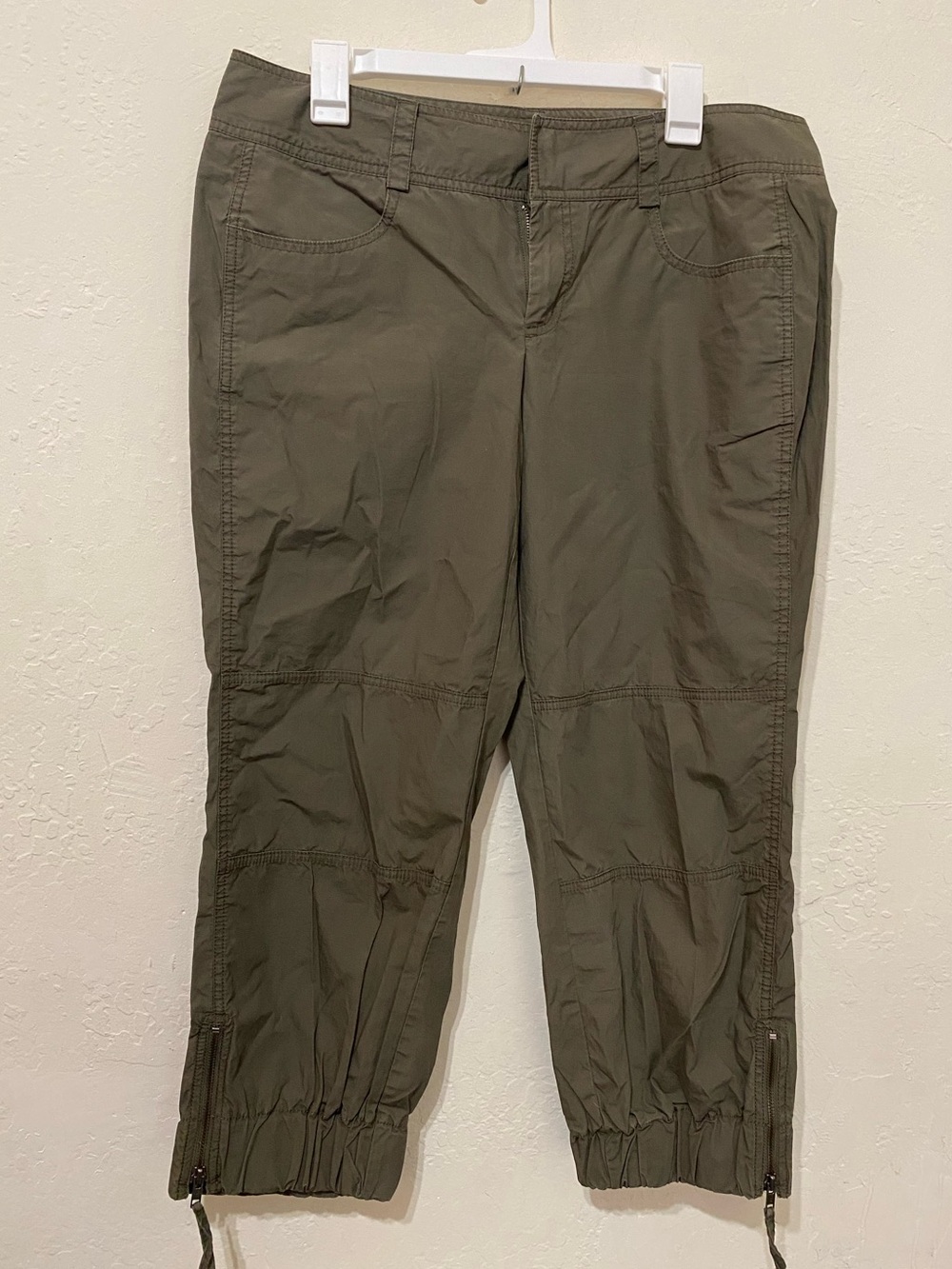 Daisy Fuentes Olive Green Cargo Capris Size 12 Lightweight Utility Pants